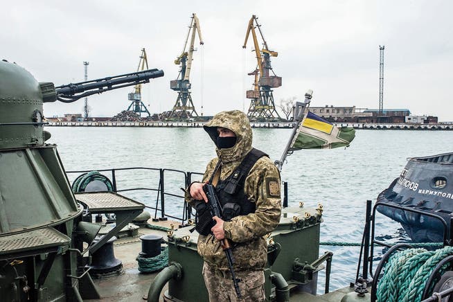 Ein ukrainischer Grenzwächter bewacht ein Schiff im Asowschen-Meer. (Bild: Martyn Aim/Getty (Mariupol, 28. November 2018))