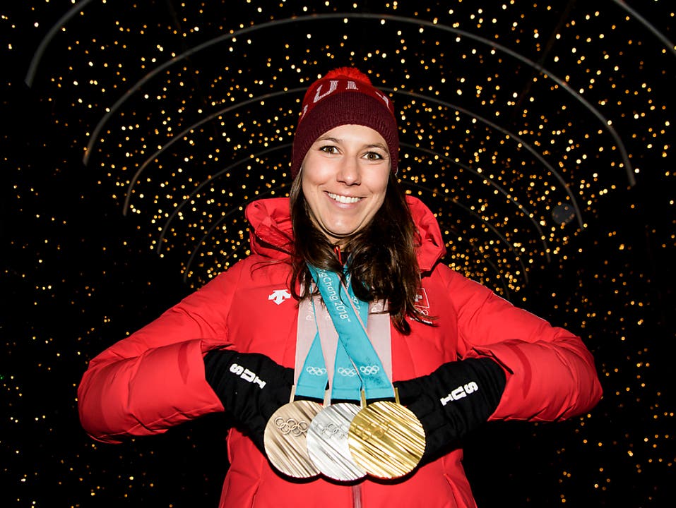 Wendy Holdener kehrte mit einem kompletten Medaillensatz von den Olympischen Spielen in Pyeongchang nach Hause. Neben Silber im Slalom gewann die 25-jährige Schwyzerin auch noch Bronze in der Kombination sowie Gold im Team-Wettkampf. (Bild: KEYSTONE/JEAN-CHRISTOPHE BOTT)