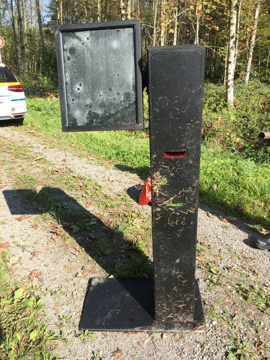 Hünenberg - 28. NovemberEinen etwas speziellen Fang hat ein Jäger im Herrenwald gemacht: Er entdeckte einen ramponierten Geldautomaten. Dieser war vor über einem Jahr aus einem Bürogebäude in Zug gestohlen worden.