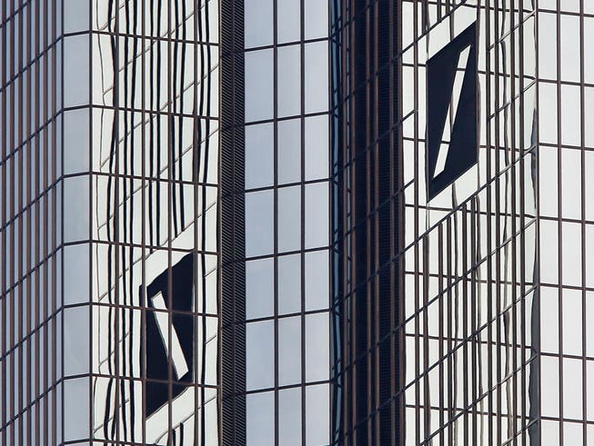 Deutsche Ermittler haben am Donnerstag die Zentrale der Deutschen Bank durchsucht. (Bild: KEYSTONE/AP/MICHAEL PROBST)