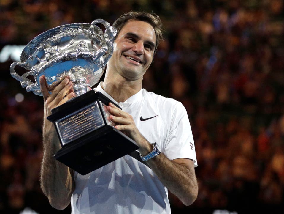 Roger Federer nach dem Gewinn seines 20. Grand-Slam-Titels am Australian Open. Der 37-jährige Basler, seit diesem Jahr die älteste Weltnummer 1 im Männertennis, hat die Wahl zum Schweizer Sportler bereits sieben Mal für sich entschieden. (Bild: KEYSTONE/AP/DITA ALANGKARA)