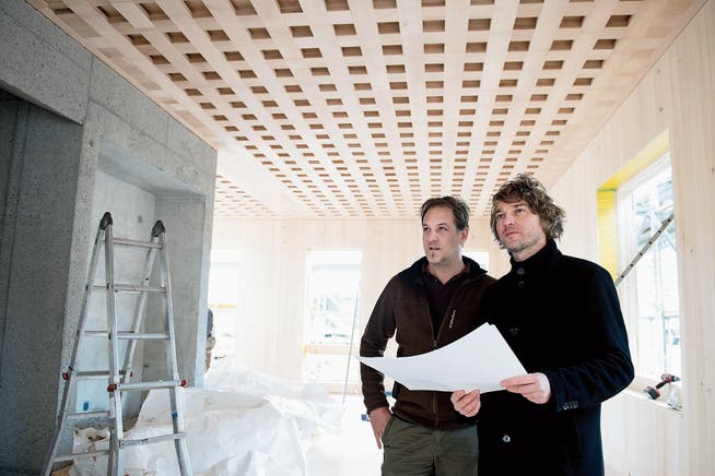 Geschäftsführer Stephan Küng (links) und Architekt Søren Linhart begutachten die Baustelle. (Bild: Corinne Glanzmann (Alpnach, 28. November 2018))