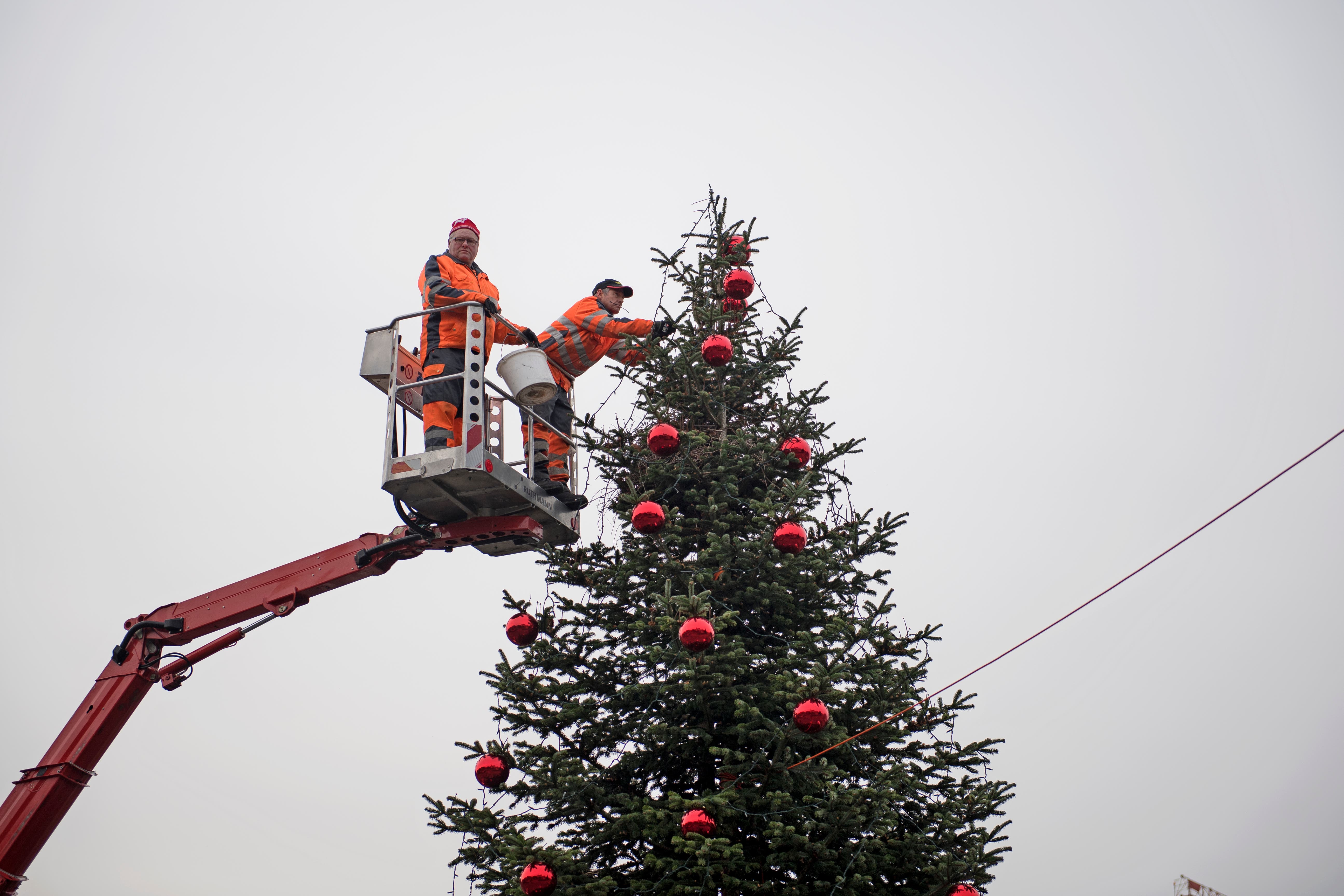 1. Adventsfenster Zum Schmücken braucht es hier einen Hebekran