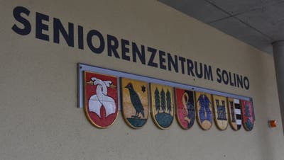 Zum Zweckverband des Regionalen Seniorenzentrums Solino gehören verschiedene Gemeinden. Deren Wappen in der ursprünglichen Form prangen noch immer beim Haupteingang des Gebäudes. (Bild: Anina Rütsche)