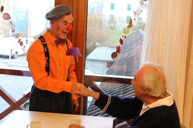 Clown Toni Maroni albert mit einem Tertianum-Bewohner herum. (Bild: PD)