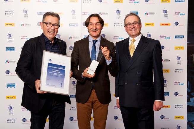 Die Stiftung Brändi gewinnt den Swiss Logistics Public Award 2018 (v. l.): Roger Aeschlimann und Pirmin Willi von der Stiftung Brändi mit Hans Rudolf Hauri, Jurypräsident der Awards. (Bild: PD)