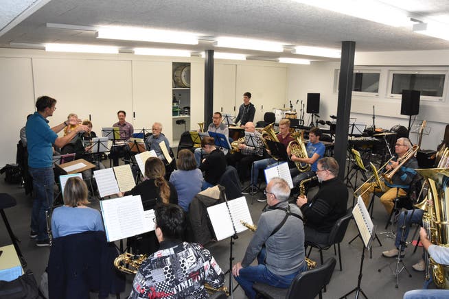 Der Musikverein Bürglen probt für das Konzert vom 8. Dezember in der Pfarrkirche. (Bild: PD)