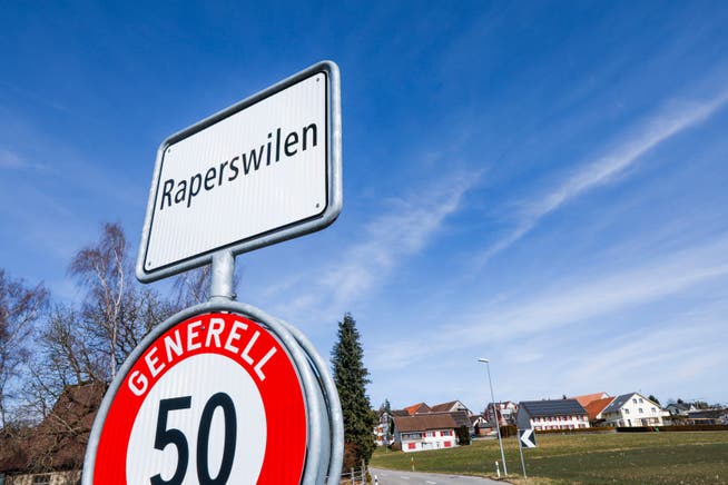 Die Ortseinfahrt von Raperswilen. In der kleinen Gemeinde stehen am 10. Februar 2019 die Gesamterneuerungswahlen an. (Bild: Donato Caspari)