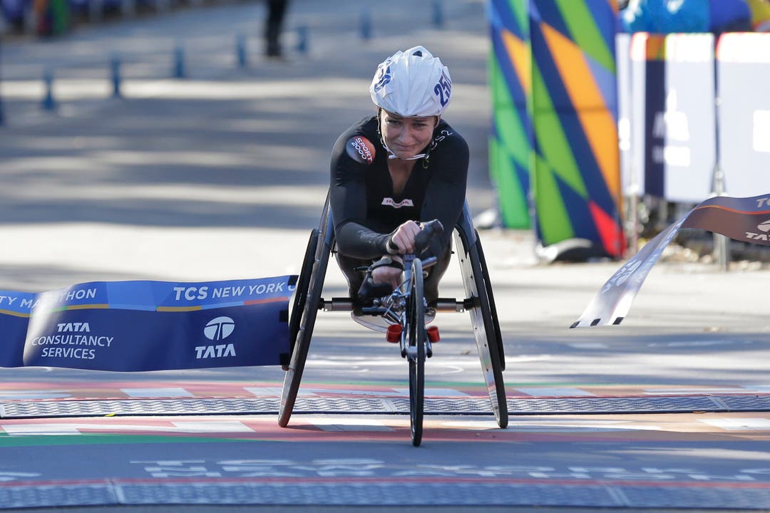 Geschafft! Manuela Schär fährt als erste Rollstuhl-Sportlerin am diesjährigen New York Marathon über die Ziellinie. (Bild: AP Photo/Seth Wenig, 4. November 2018))