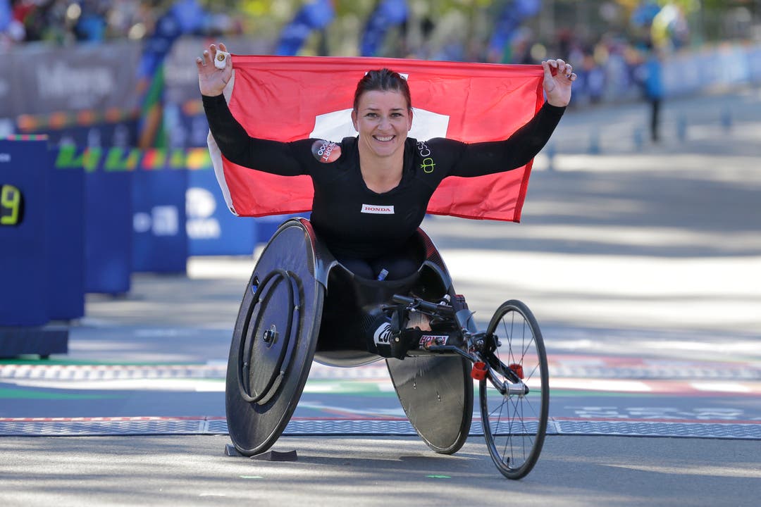 Die Schweizer Rollstuhl-Sportlerin Manuela Schär jubelt: Sie ist die Siegerin des New York Marathons. (Bild: AP Photo/Seth Wenig, 4. November 2018))