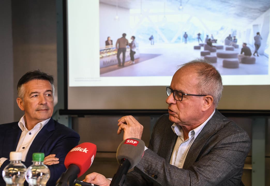 Hans Wicki (links), Verwaltungsratspräsident der Titlis-Bergbahnen und Architekt Pierre de Meurron stellen das Projekt Titlis 3020 an der Pressekonferenz vor. (Bild: Nadia Schärli (Titlis, 5. November 2018))