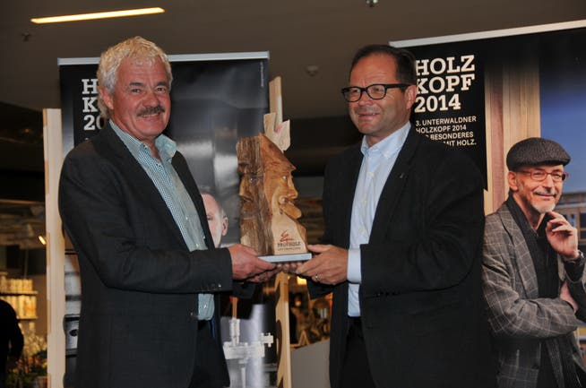 Holzkopf-Preisträger Peter Lienert (links) freut sich mit dem Obwaldner Regierungsrat Sepp Hess. (Bild: Matthias Piazza, Stans, 6, November 2018))