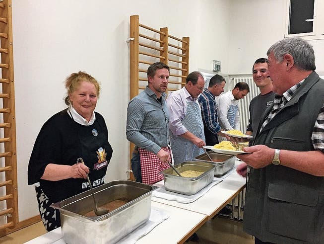 Gemeindepräsidentin Sonja Wiesmann und ihre Gemeinderatskollegen servieren Spaghetti an der Fassstrasse. (Bild: PD)