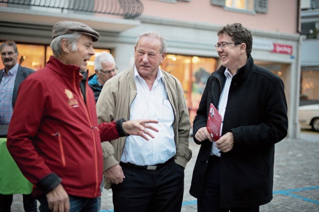 SVP-Präsident Albert Rösti (rechts) im Gespräch mit Niklaus Linder aus Lungern (ganz links) und Kurt Muff aus Kerns auf dem Sarner Dorfplatz. (Bild: Corinne Glanzmann (6. November 2018))