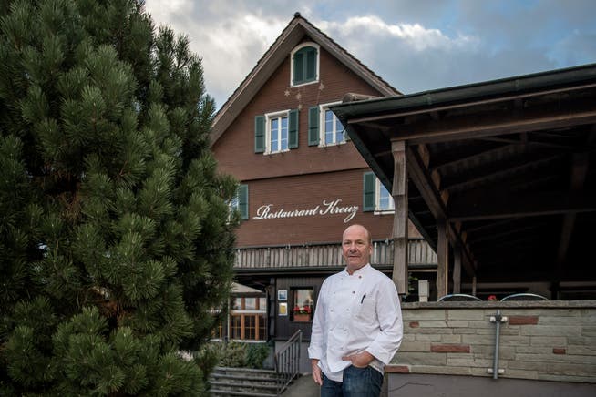 Der langjährige Wirt Hans-Peter Suter bleibt weiterhin im Emmer Restaurant Kreuz tätig. (Bild: Pius Amrein, 6. November 2018)