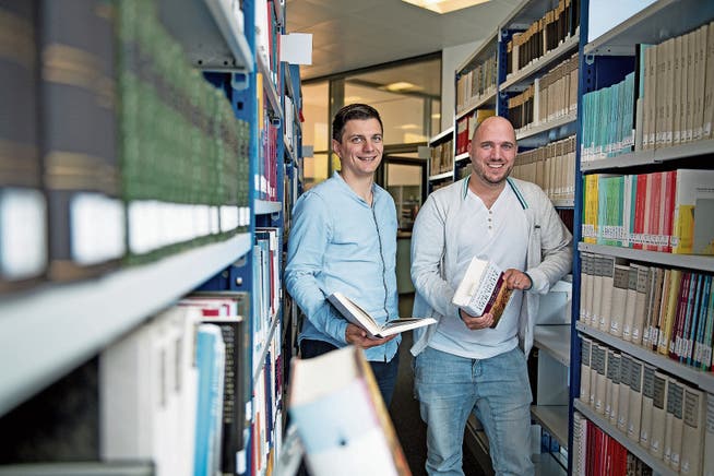 Zur Vorbereitung lesen sie viel: Michi Röthlin (links) und Philipp Rohrer im Staatsarchiv in Stans. (Bild: Corinne Glanzmann (6. November 2018))