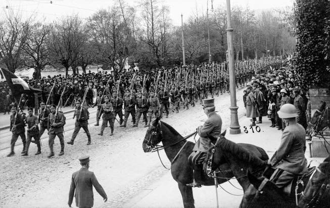 Füsiliere defilieren am 16. November 1918 in Zürich vor General Wille und Oberstdivisionär Sonderegger (zu Pferd). (Bild: Keystone) 