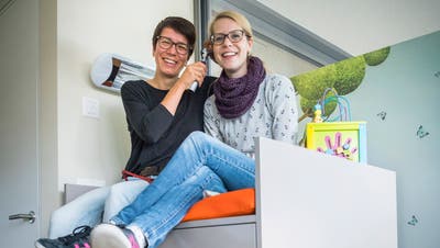 Die Kinderärztinnen Erika Süess und Rita Selchow in einem Behandlungszimmer. (Bild: Andrea Stalder)