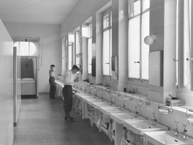 Schlafsaal im Kollegium Appenzell, 1942. Im Unterschied zu den anderen Schlafsälen verfügte hier jedes vierte Brünneli über einen Warmwasserhahn. Bild:PD