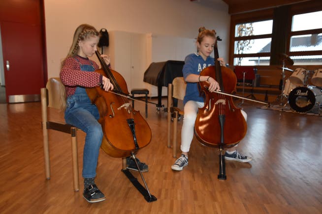 Die Cellistinnen Hanna Nimke und Yaël Dietrich in der Aula der Sekundarschule Ebnet West. Bild: PD