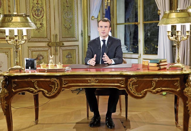 Präsident Macron bei seiner TV-Rede aus dem Elysée-Palast. (Bild: Ludovic Marin/EPA (10. Dezember 2018))