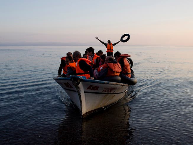 Syrische Migranten bei der Ankunft vor der griechischen Insel Lesbos. (Bild: KEYSTONE/AP/PETROS GIANNAKOURIS)