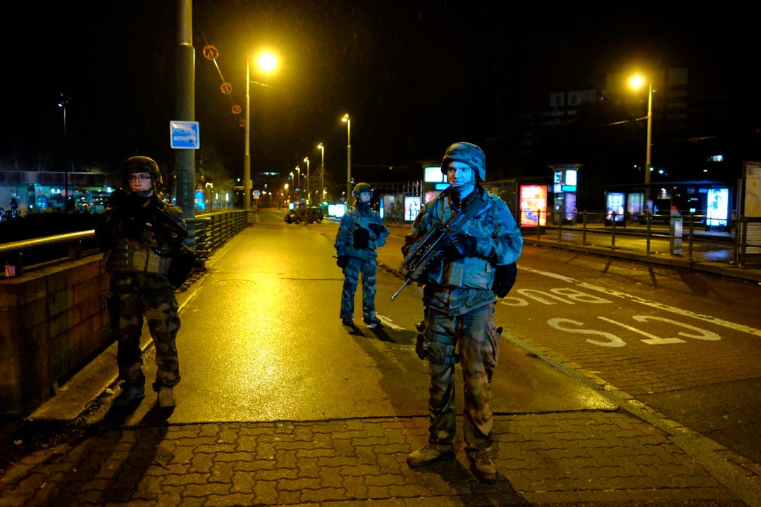 Soldaten sichern die Strasse in Strassburg. (Bild: AP Photo)