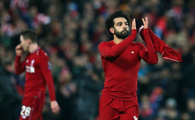 Mohamed Salah applaudiert (AP Photo/Dave Thompson)