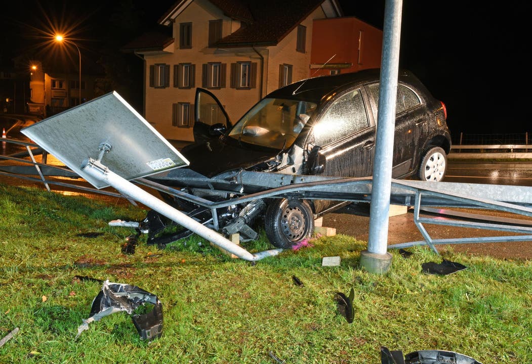 Hasle - 10. DezemberBei einem Autounfall sind in der Nacht auf Montag zwischen Hasle und Entlebuch zwei Personen verletzt worden.