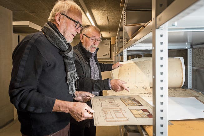 Norbert Hälg (rechts) und Clemens Lüthi sichten alte Pläne der Baufirma Epper. (Bild: Hanspeter Schiess)
