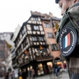 Ein Soldat der französischen Anti-Terroreinheit patroulliert in Strassburg. (Jean François Badias/AP, 12. Dezember 2018)