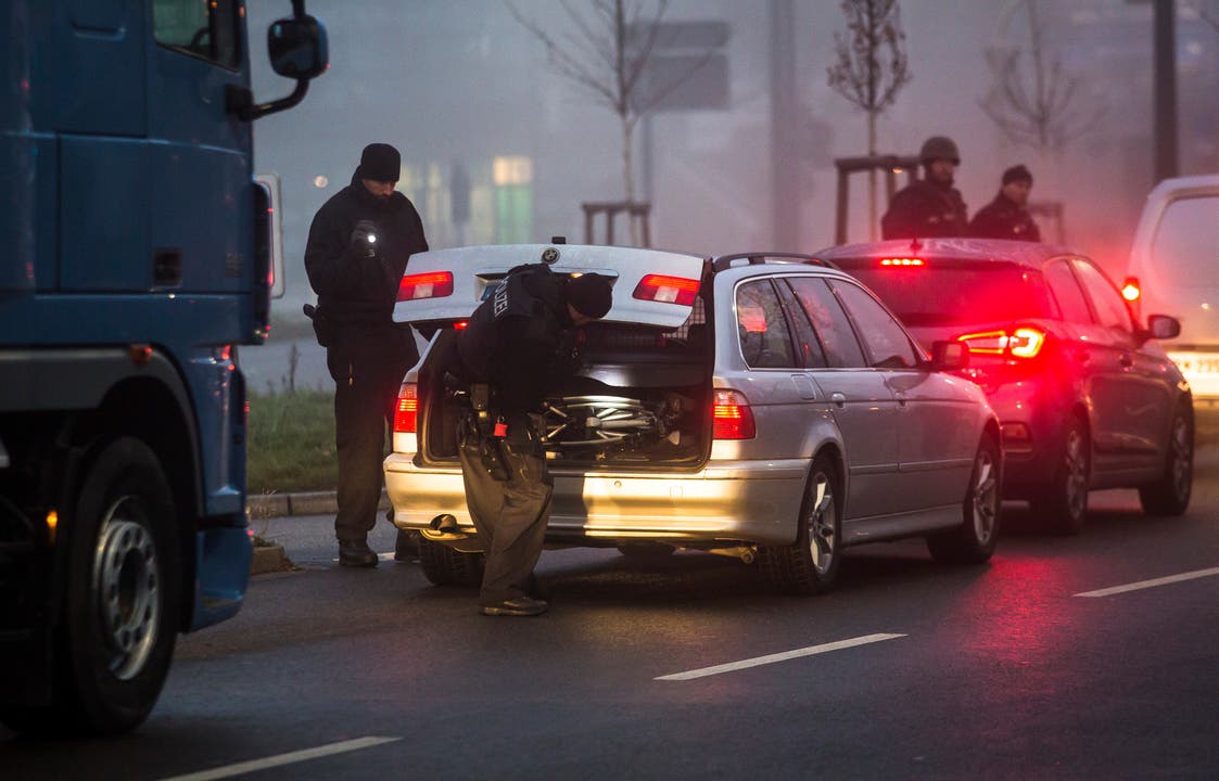 Polizisten kontrollieren die Autos am Grenzübergang zwischen Deutschland und Frankreich. (Bild: dpa/Christoph Schmidt)