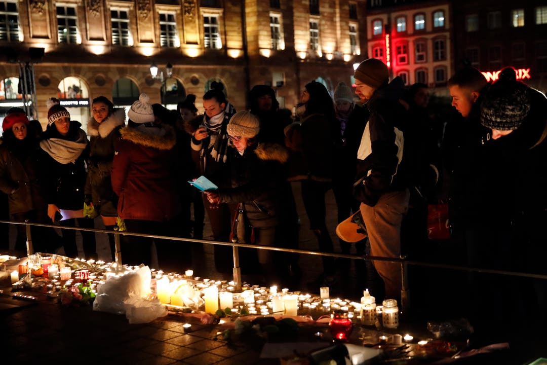 Viele Menschen sind zusammengekommen und haben Kerzen zum Gedenken aufgestellt. (Bild: AP/Christoph Ena)