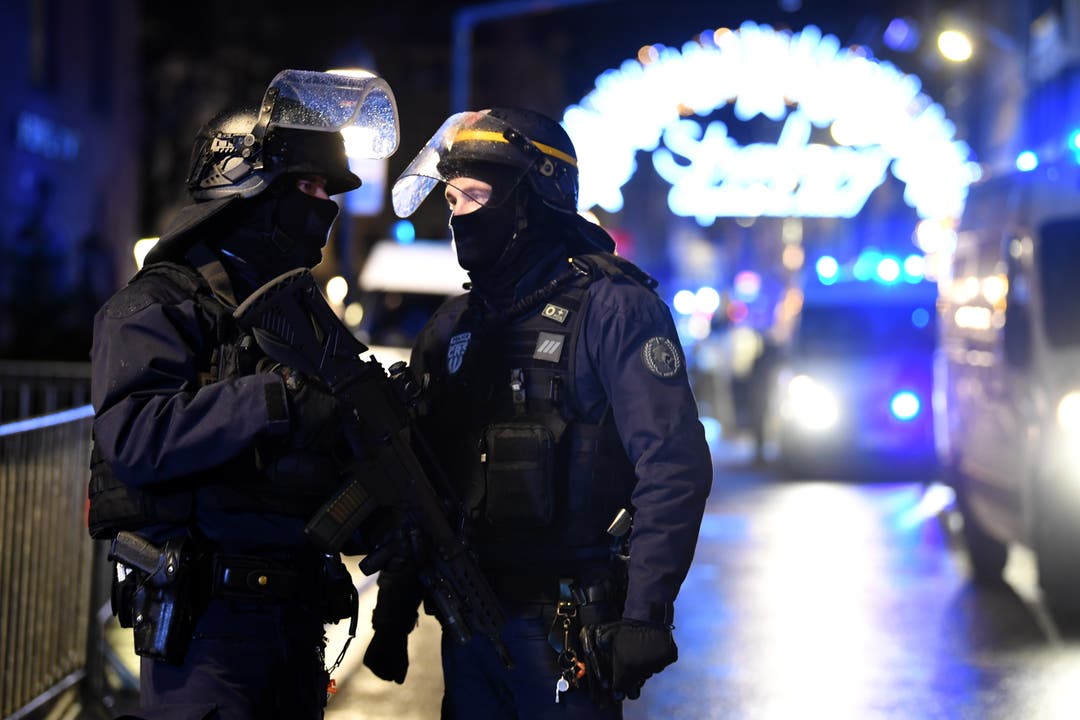 Polizisten stehen Wache nahe des Weihnachtsmarktes am Dienstagabend, nachdem ein Mann auf mehrere Menschen geschossen hat. (EPA/Patrick Seeger)