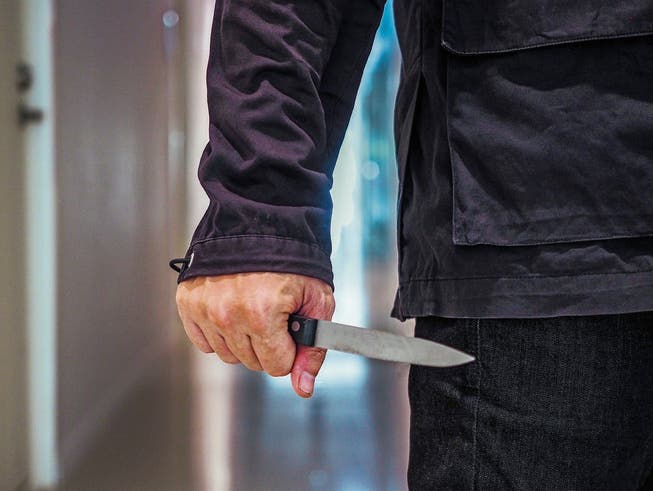 Bei den Überfällen benutzten die Täter ein Messer um die Opfer zu bedrohen. (Bild: Getty)