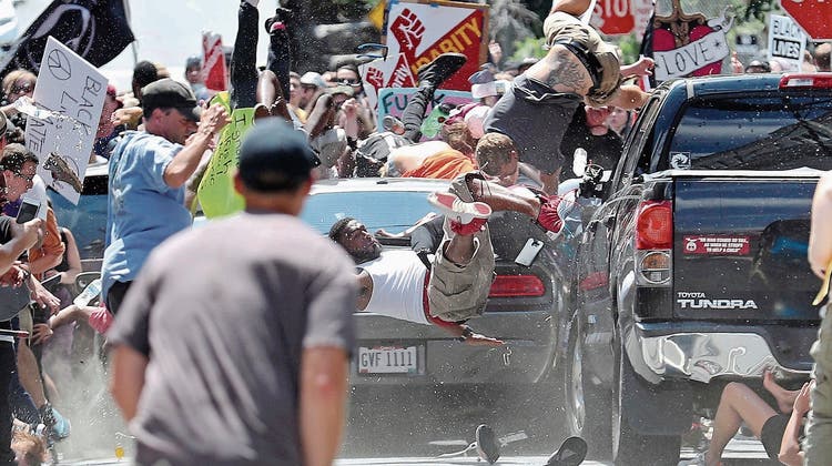 Moment des Schreckens: Der Neonazi James Fields fährt in den linken Protestzug. (Bild: Ryan M. Kelly/AP; Charlottesville, 12. August 2017)