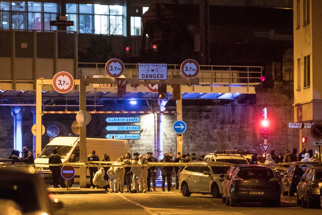 Polizisten führten in Strassburg Razzien durch. In diesem Bezirk wurde die Strasse gesperrt. Am Donnerstagabend wurde der mutmassliche Täter erschossen. (AP Photo/Jean-Francois Badias)