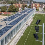 Das Stadion Kleinfeld in Kriens ist mit einem Solardach bestückt.Bild: Pius Amrein (26. September 2018)