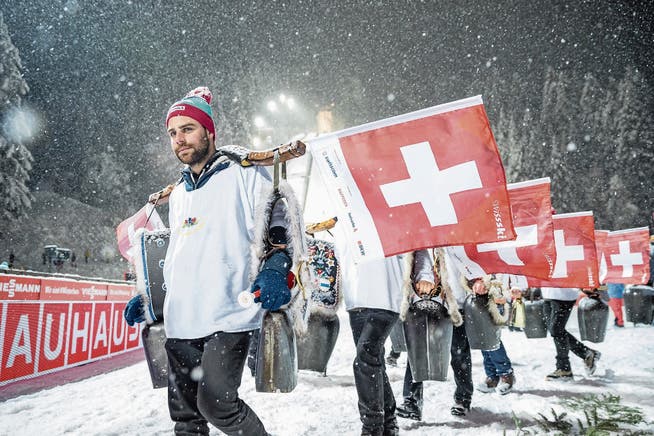 Schweizer Fans sorgen an der Titlis-Schanze für Stimmung. (Bild: Philipp Schmidli (Engelberg, 16. Dezember 2017))