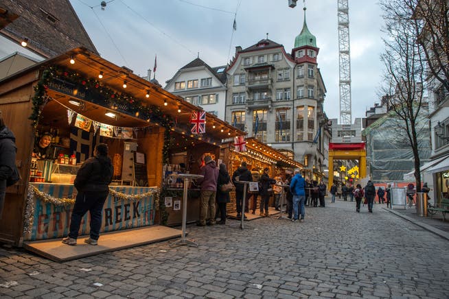 Der Weihnachtsmarkt Venite auf dem Kapellplatz Luzern. (Bild: Dominik Wunderli, 13. Dezember 2018)