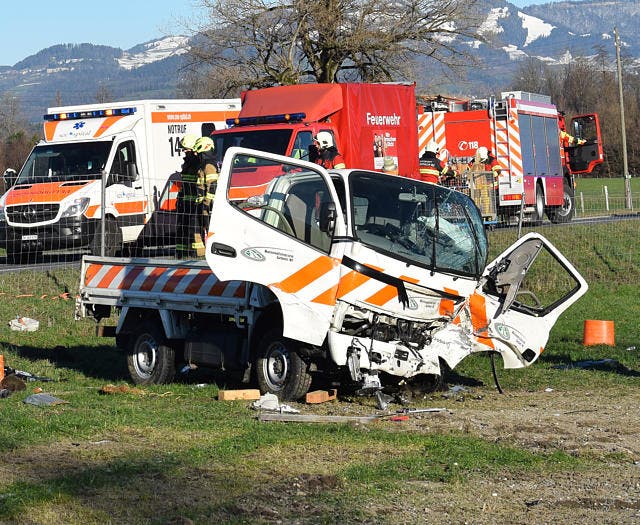 Reichenburg - 13. Dezember 2018Bei einem Zusammenstoss eines Autos mit einem Lieferwagen beim Autobahnzubringer in Reichenburg sind die beiden Lenker schwer verletzt worden.