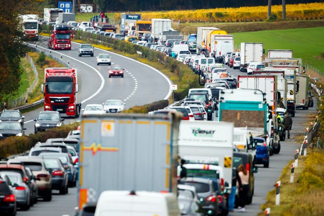 Ausländische Lastwagen dürfen in der Schweiz keine Binnentransporte durchführen. (KEYSTONE/Valentin Flauraud)
