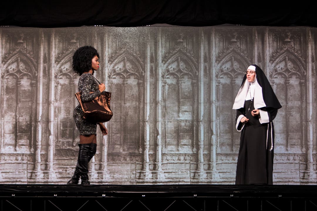 Zwei Welten prallen im Kloster aufeinander: Sängerin Deloris (Sidonie Smith) und die Mutter Oberin (Irène Straub). (Bild: Manuela Jans-Koch, 13. Dezember 2018)
