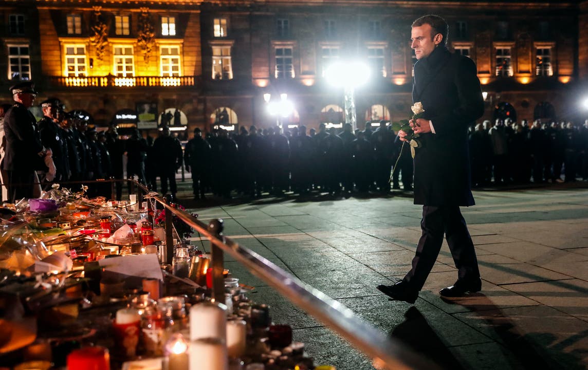 Der französische Präsident Emmanuel Macron legt eine Rose nieder bei der Gedenkfeier der Opfer in Strassburg. (Bild: AP Photo/Jean-Francois Badias, Pool, 14. Dezember 2018)