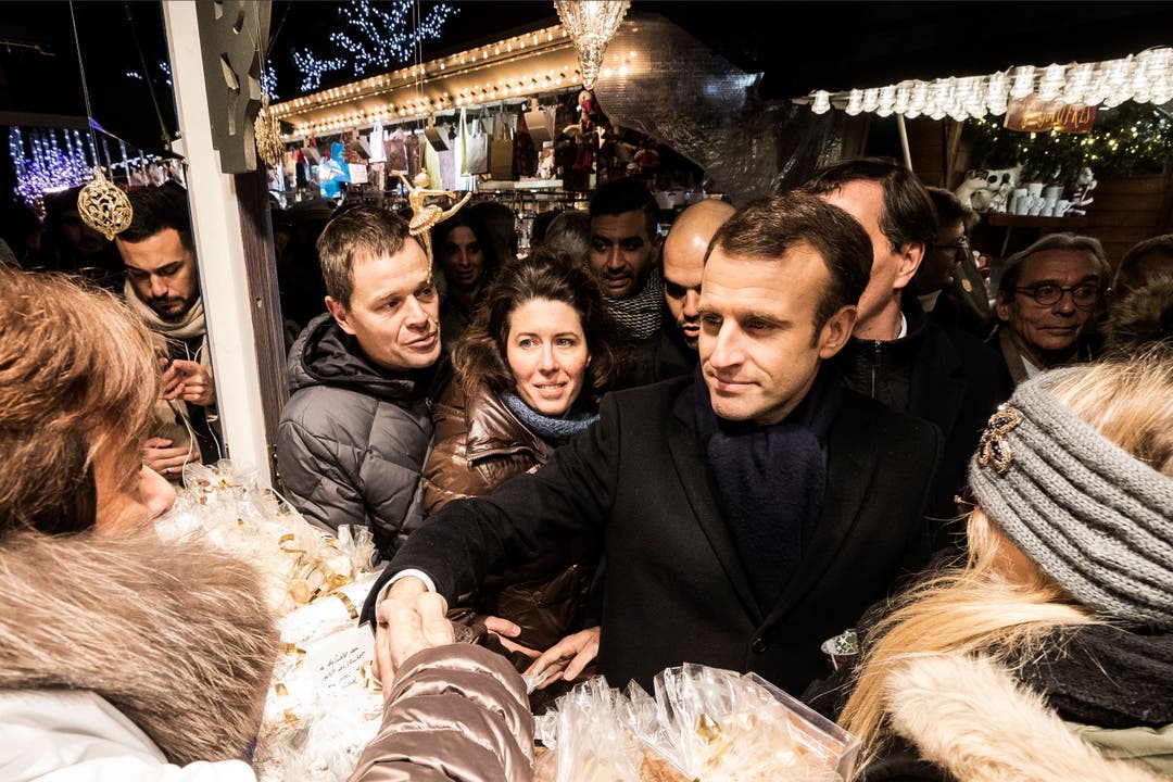 Der französische Präsident Emmanuel Macron am Weihnachtsmarkt. (Bild: EPA/Jean-Francois Badias, Pool, 14. Dezember 2018)