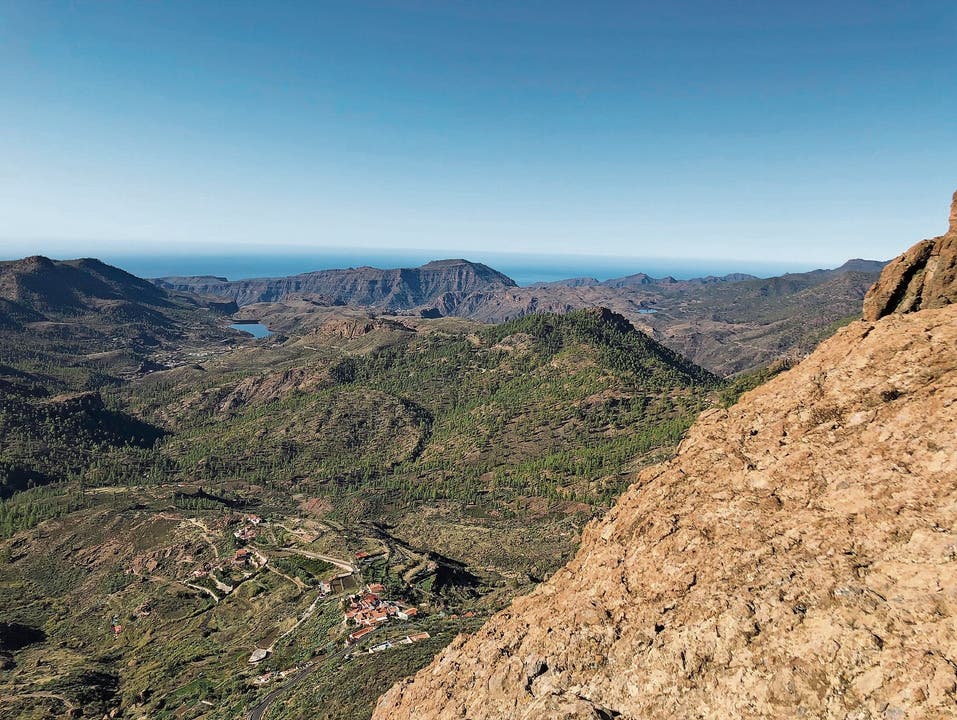 Blick in den Südwesten von Gran Canaria mit den Stauseen Presa de Chira und Presa de las Ninas (Bild links). In der Schlucht Barranco de las Vacas. (Bild: Bilder: René Forrer/PD)