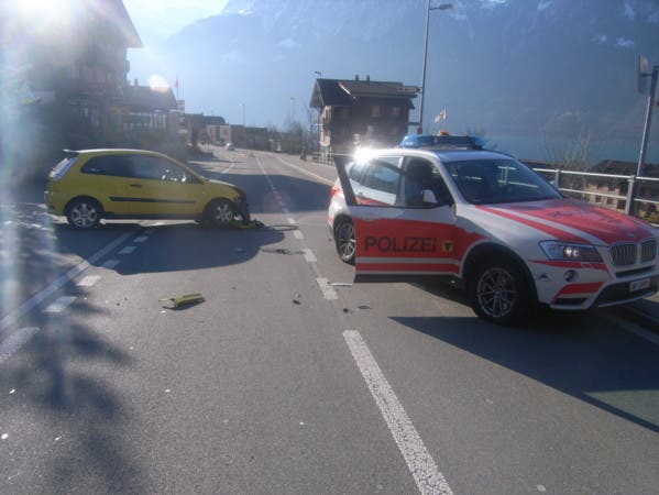 Flüelen - 13. Dezember 2018Ein Autofahrer stösst mit einem Polizeifahrzeug zusammen. Verletzt wurde niemand. 