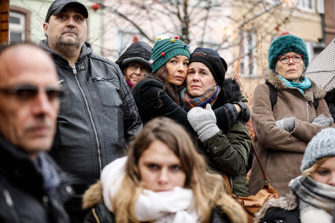 Bewohner von Strassburg haben sich am Sonntag im Stadtzentrum versammelt um den Opfern zu gedenken. Am Sonntag erlag ein fünftes Opfer des Attentats seinen Verletzungen im Spital. (Bild: AP Photo/Jean-Francois Badias, Strassburg, 16. Dezember 2018))