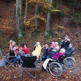 Ergotherapie-Studentinnen und Bewohner des Tobler Alterszentrums Sunnwies geniessen ihren Ausflug in den Wald. (Bild: ZVG)
