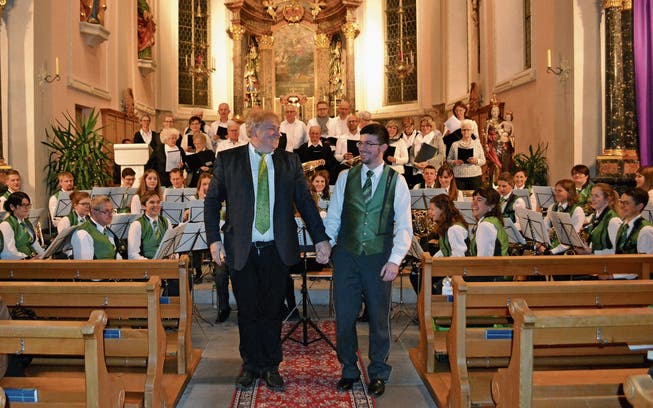 Kirchenchor und Musikgesellschaft mit den beiden Dirigenten Richard Rost (links) und Christian Fust wurden mit Applaus belohnt. (Bild: Peter Jenni)